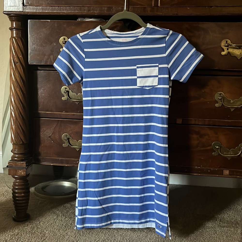 Vineyard vines, size M girls, blue and white stripped.